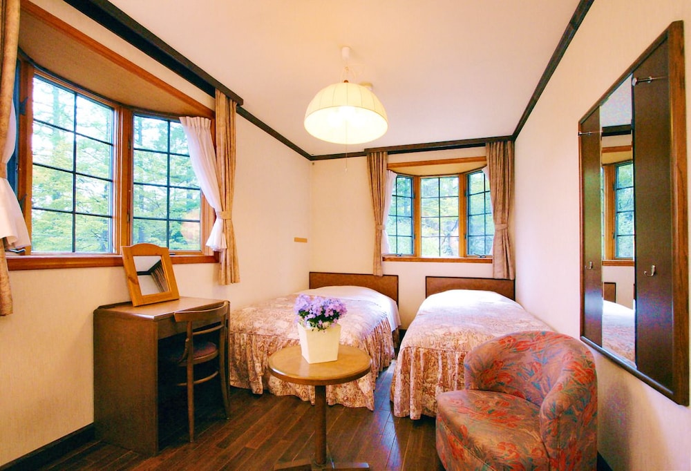 Western Style Twin Room, Shared Bathroom photo 2
