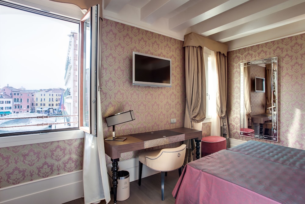Superior Double or Twin Room, Canal View - Photo 4