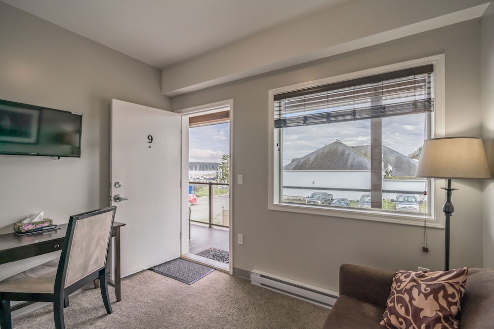 Deluxe Double Room, Multiple Beds, Refrigerator & Microwave photo 3