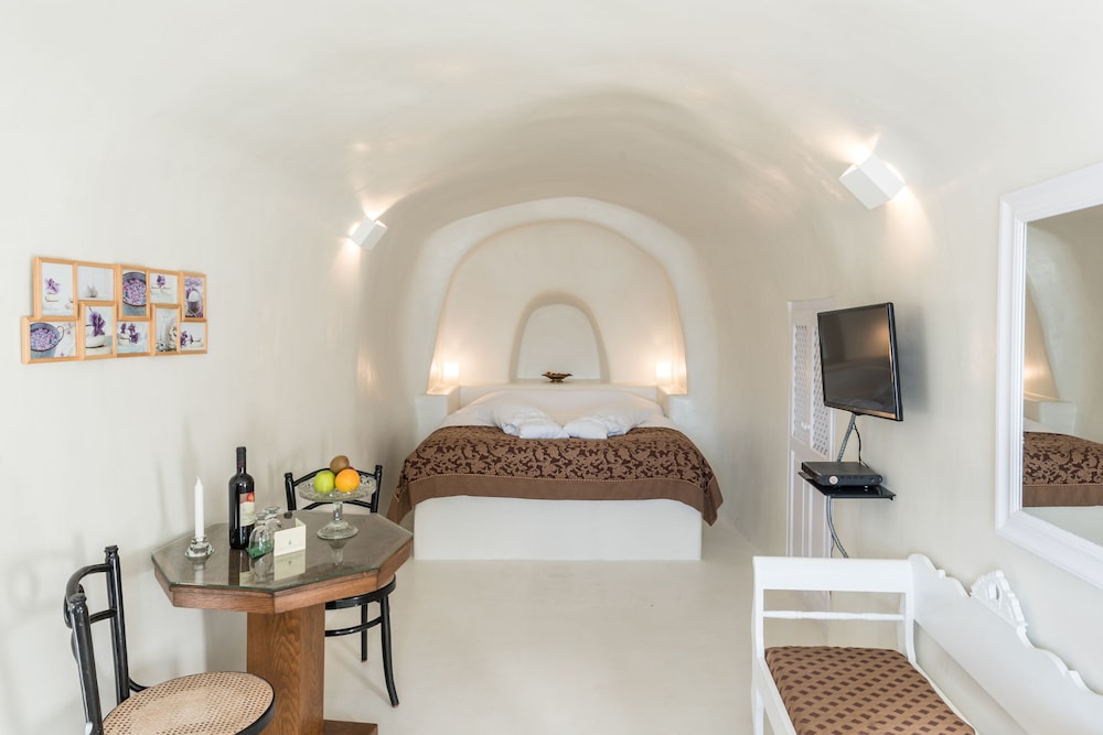 Cave Nest Junior Suite, Caldera View *access via numerous steps - Photo 1