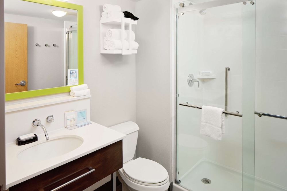 1 King Bed, Refrigerator & Microwave - Photo 4