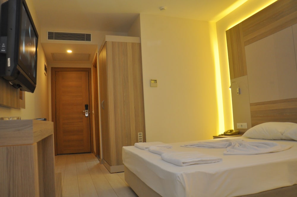 Standard Double Room, Garden View thumbnail 5