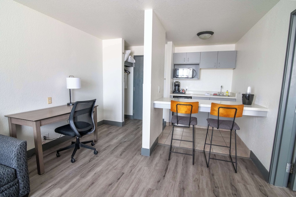 Family Suite, 1 King Bed, Non Smoking, Refrigerator & Microwave - Photo 4