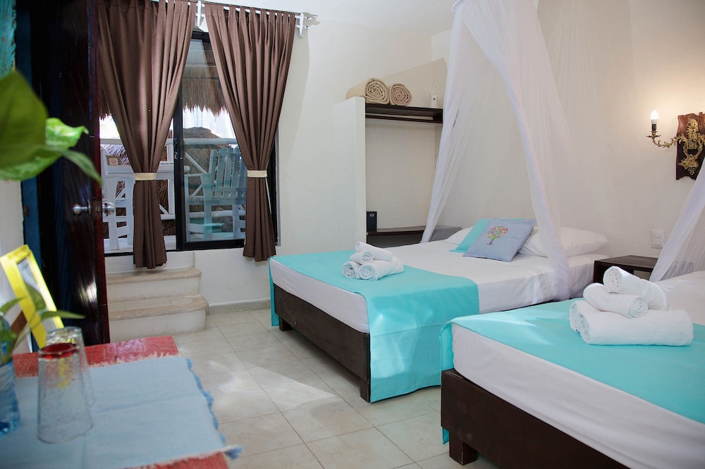 Room, 2 Queen Beds - Photo 9