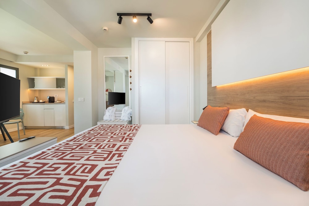 Junior Suite (1 adult and 1 child) photo 2
