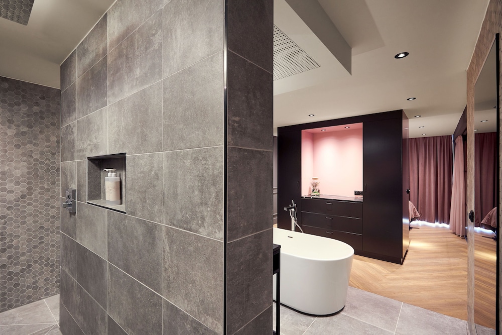 Luxury Suite - Photo 7