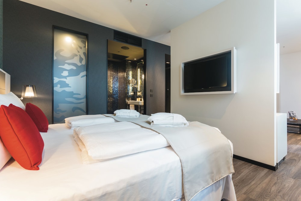 Junior Studio Suite, 1 King Bed (Family)