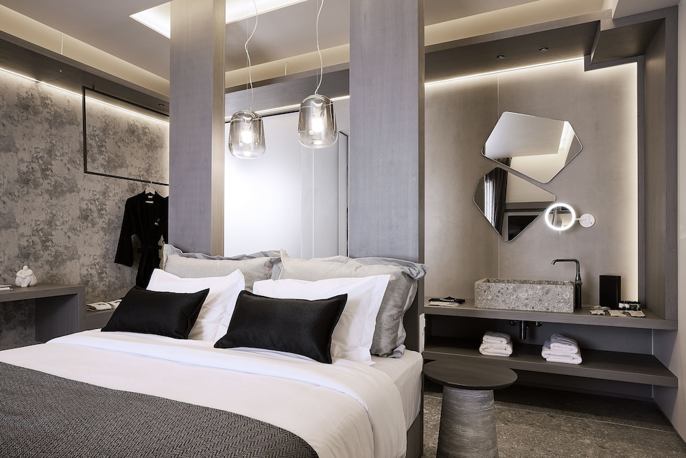 Superior Sea View suite with Infinity Private Pool