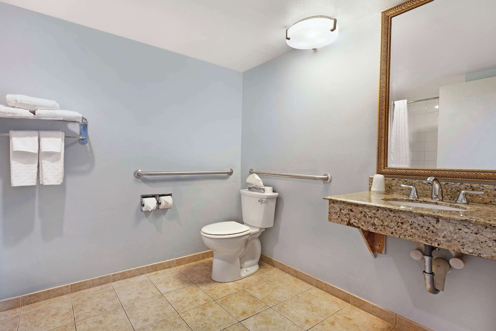 Standard Room, 1 Queen Bed, Accessible, Bathtub - Photo 3
