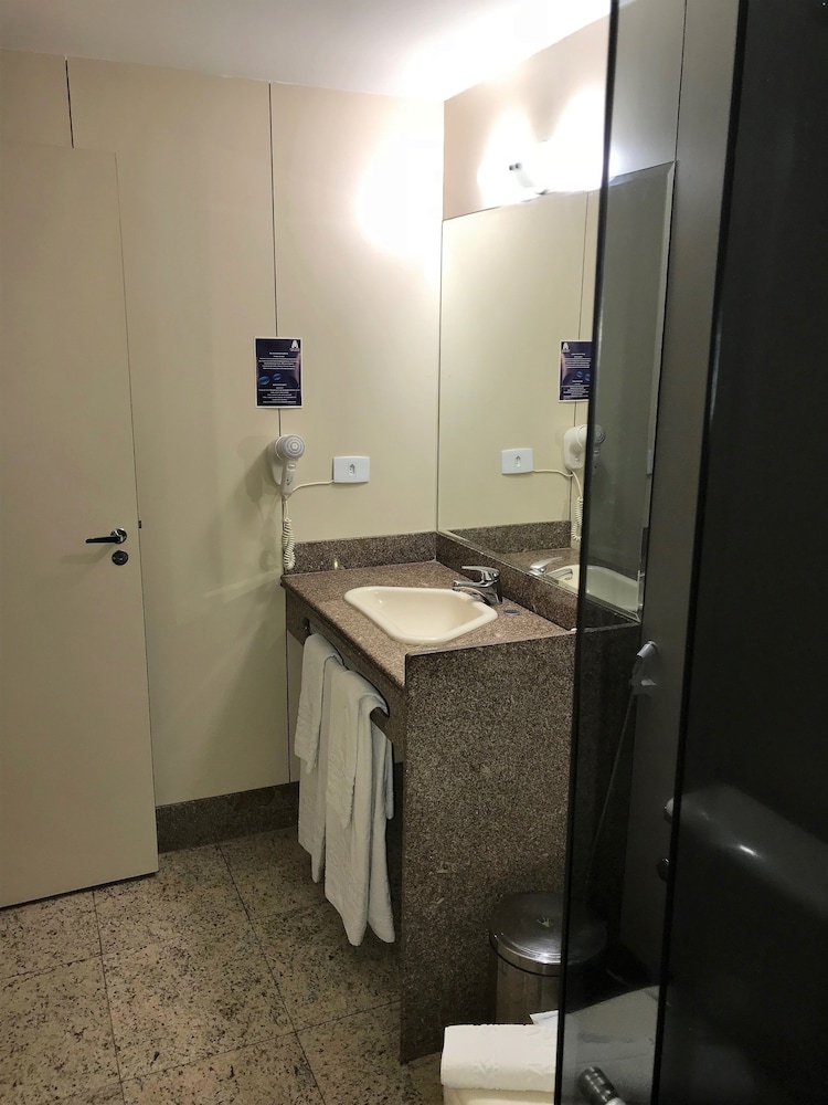 Standard Twin Room - Photo 8