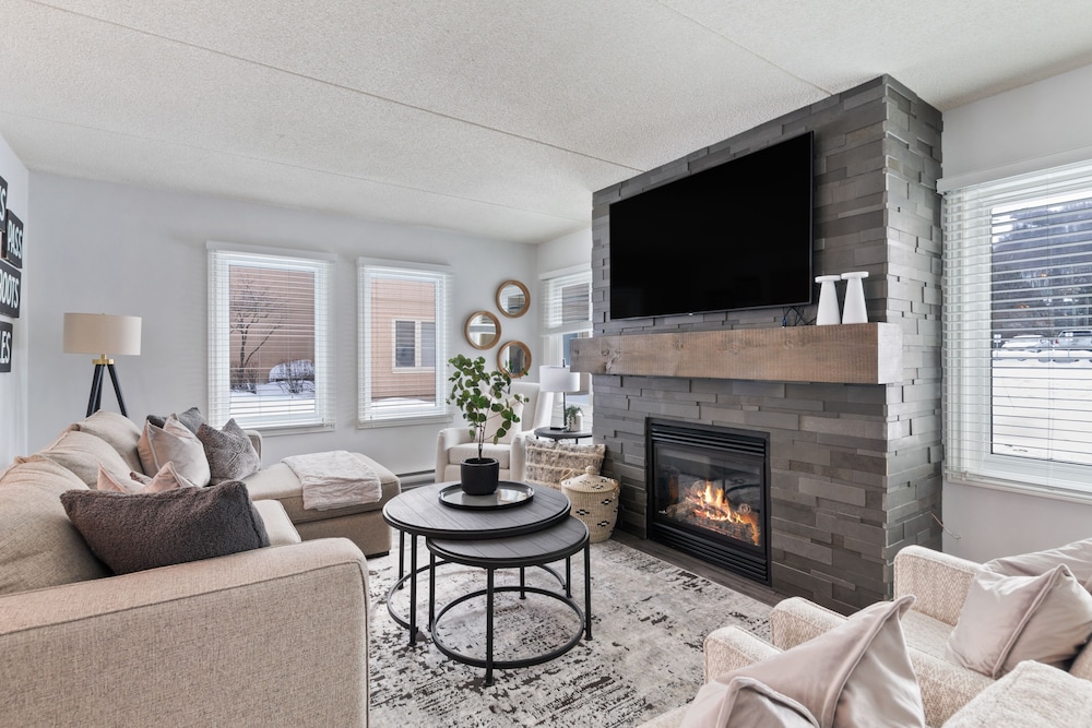 Luxury Condo, 3 Bedrooms (118 Mountain Walk - No Pets Allowed)