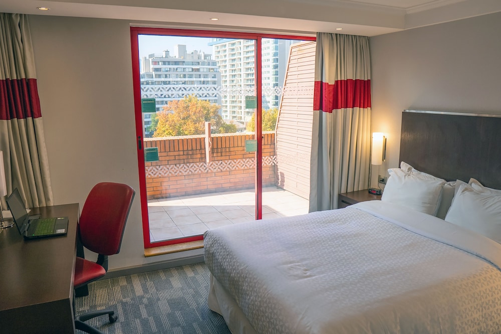Junior Suite, 1 King Bed, Corner - Photo 3