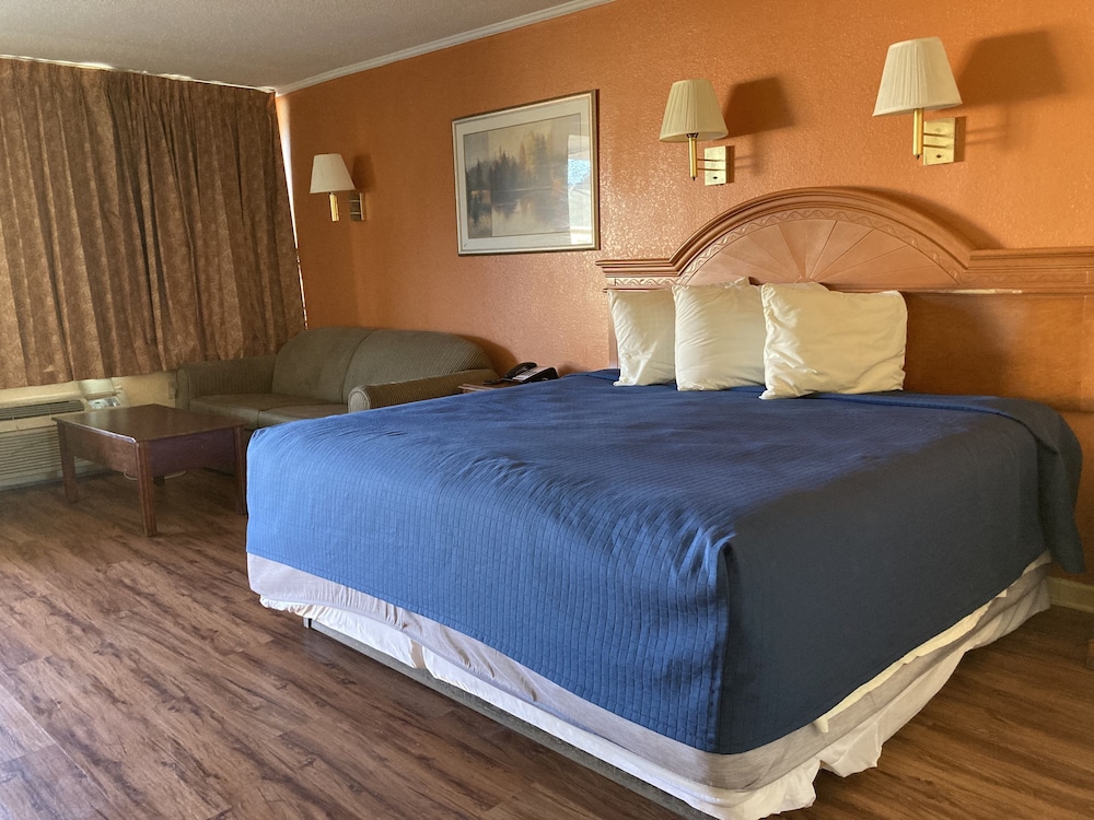 Standard Room, 1 King Bed, Non Smoking photo 2