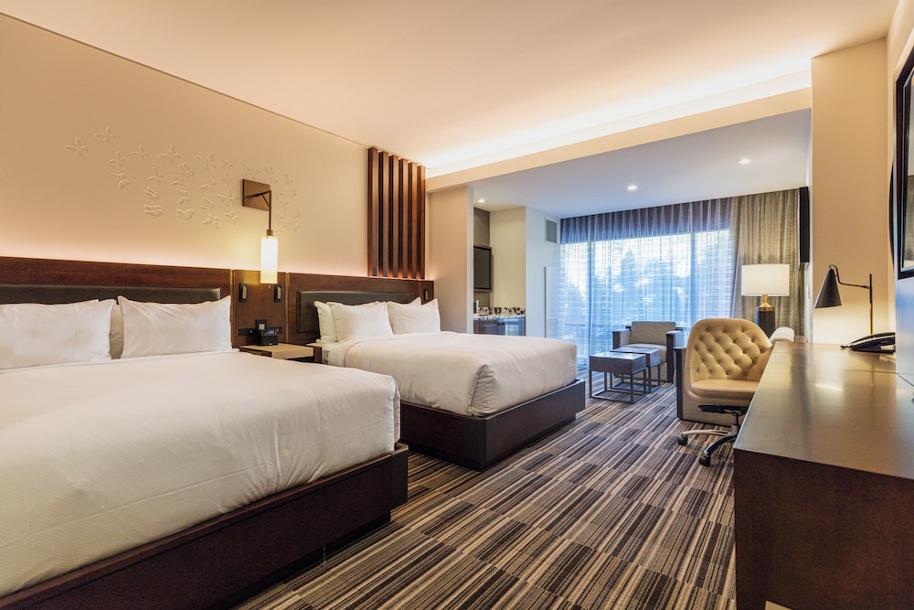 Monarch Grand - 2 Queen Beds - Photo 1