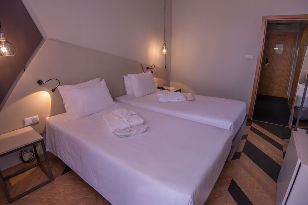 Premium Twin Room - Photo 2