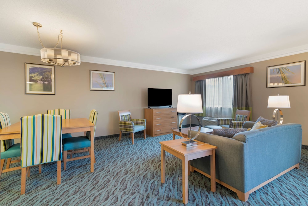Suite, 1 King Bed, Non Smoking, Refrigerator & Microwave (Oversized Room) - Photo 3