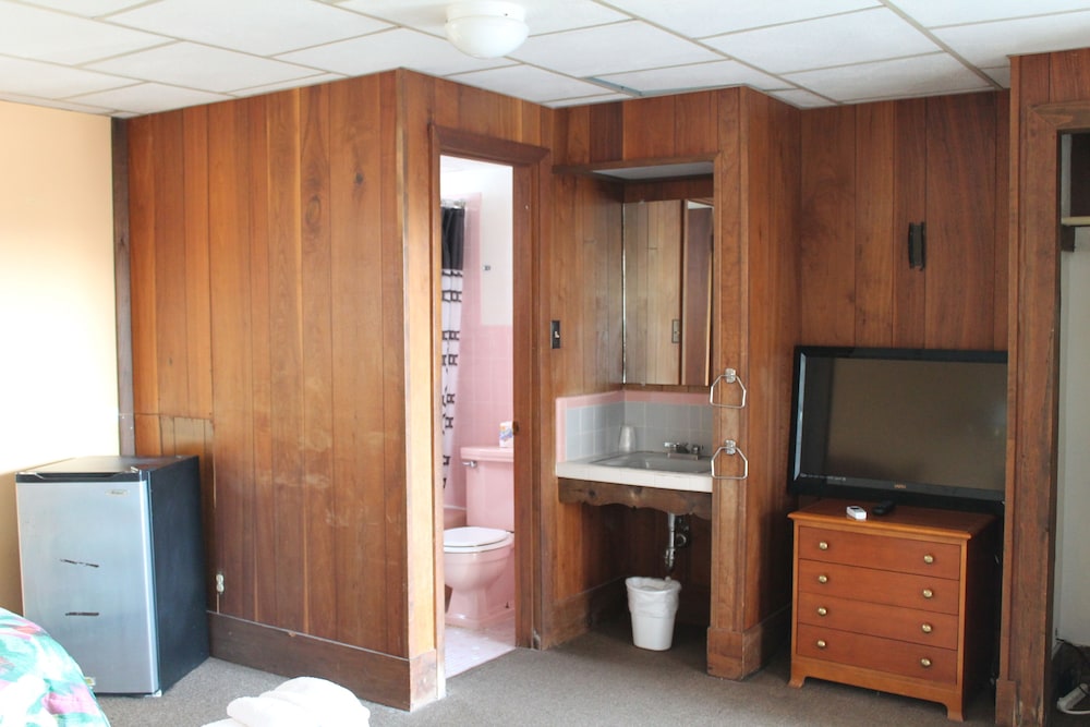 Standard Room, 1 Queen Bed, Private Bathroom, Courtyard View (Standard Single Queen)