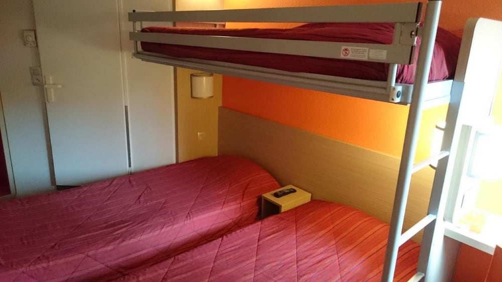 Standard Room, 3 Twin Beds photo 2