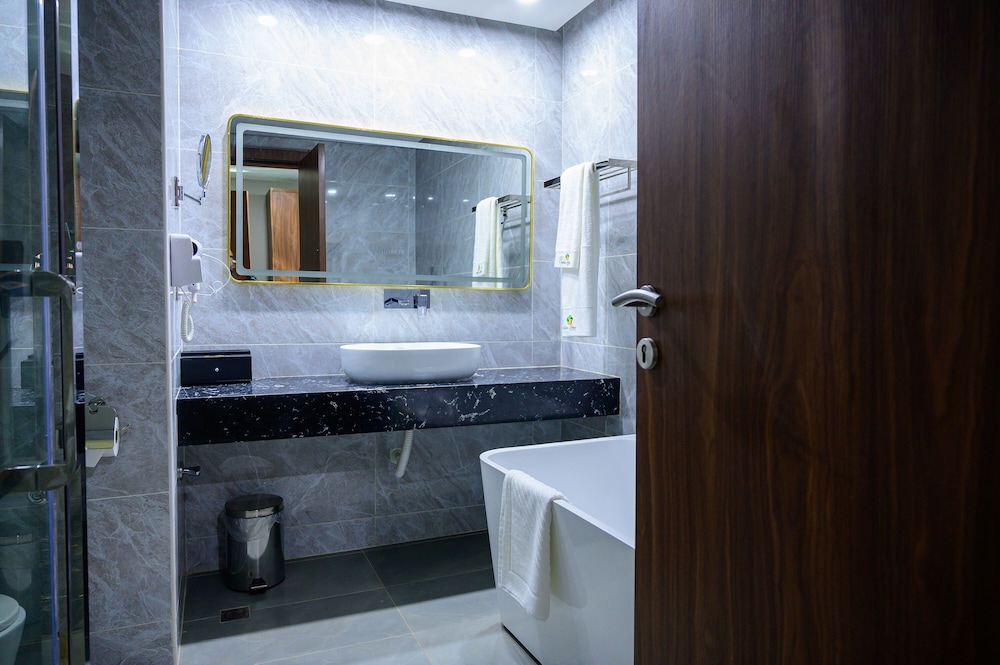 Executive Suite - Photo 14