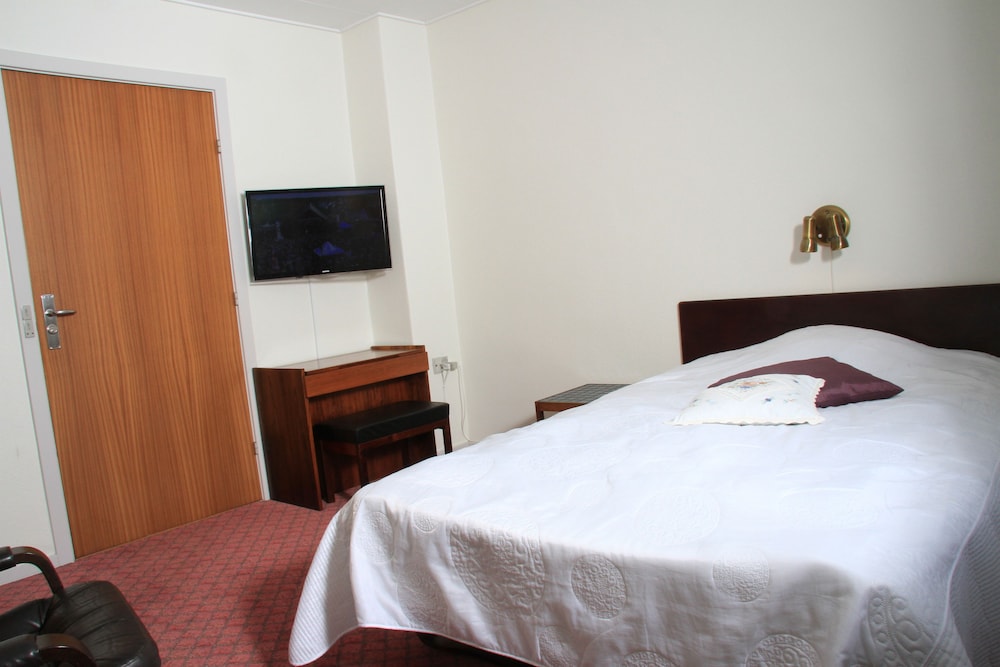 Single room facing land photo 2