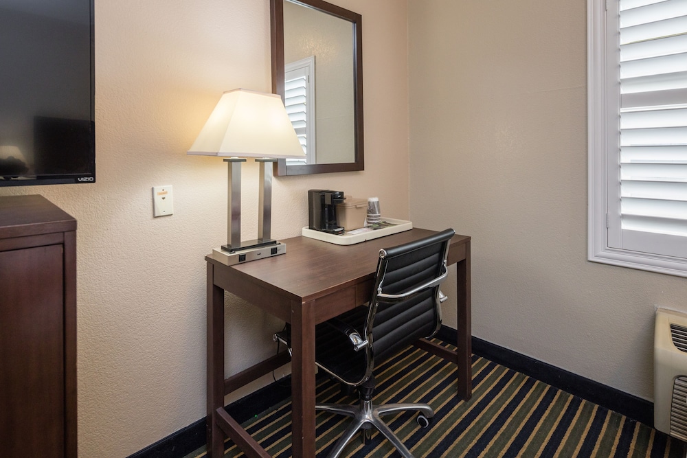 Room, 2 Queen Beds - Photo 5