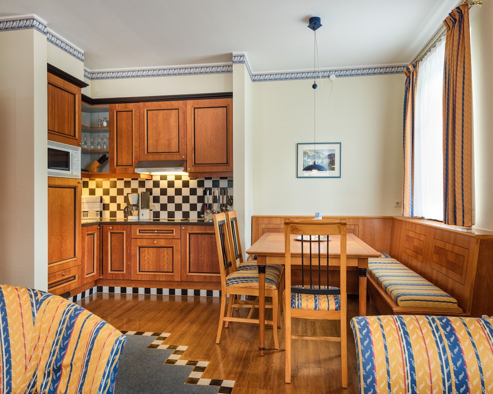 Suite, 2 Bedrooms, Kitchen