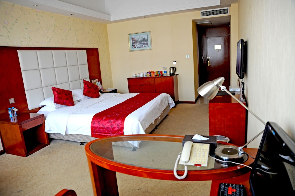 Superior Room, 1 King Bed photo 3