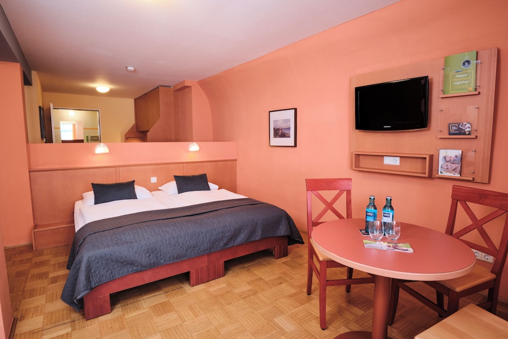 Standard Room, Multiple Beds, Private Bathroom photo 3
