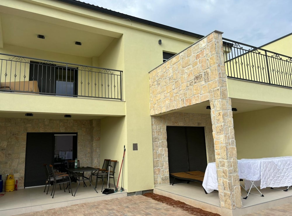 House (Holiday House 1)