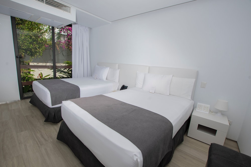 Room, 2 Queen Beds, Garden View photo 1