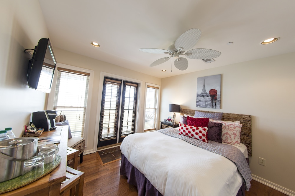 Deluxe Room, 1 Queen Bed (Melinda)