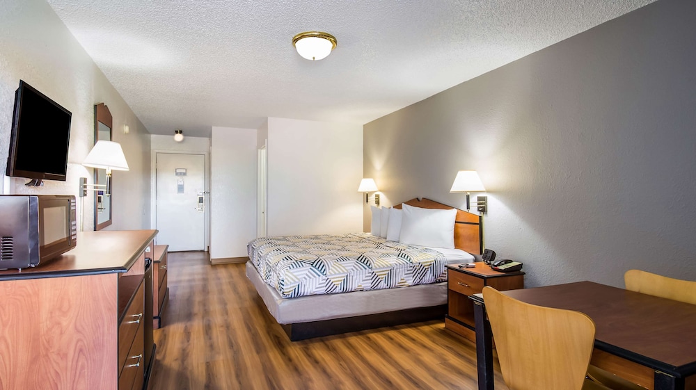 Deluxe Room, 1 King Bed, Smoking, Refrigerator & Microwave - Photo 2