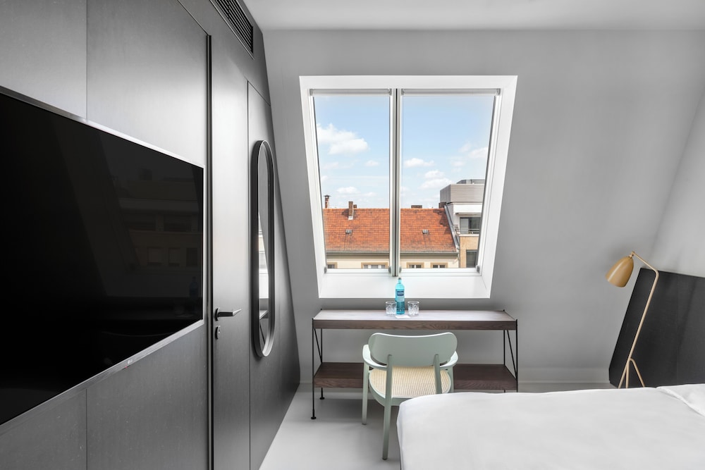 Medium Room photo 1