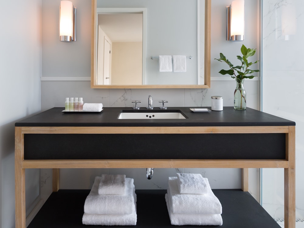 Premium Room, 1 King Bed, Roll-in Shower, Non Smoking (Communications)