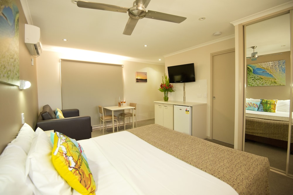 Room (Hotel Room) photo 3