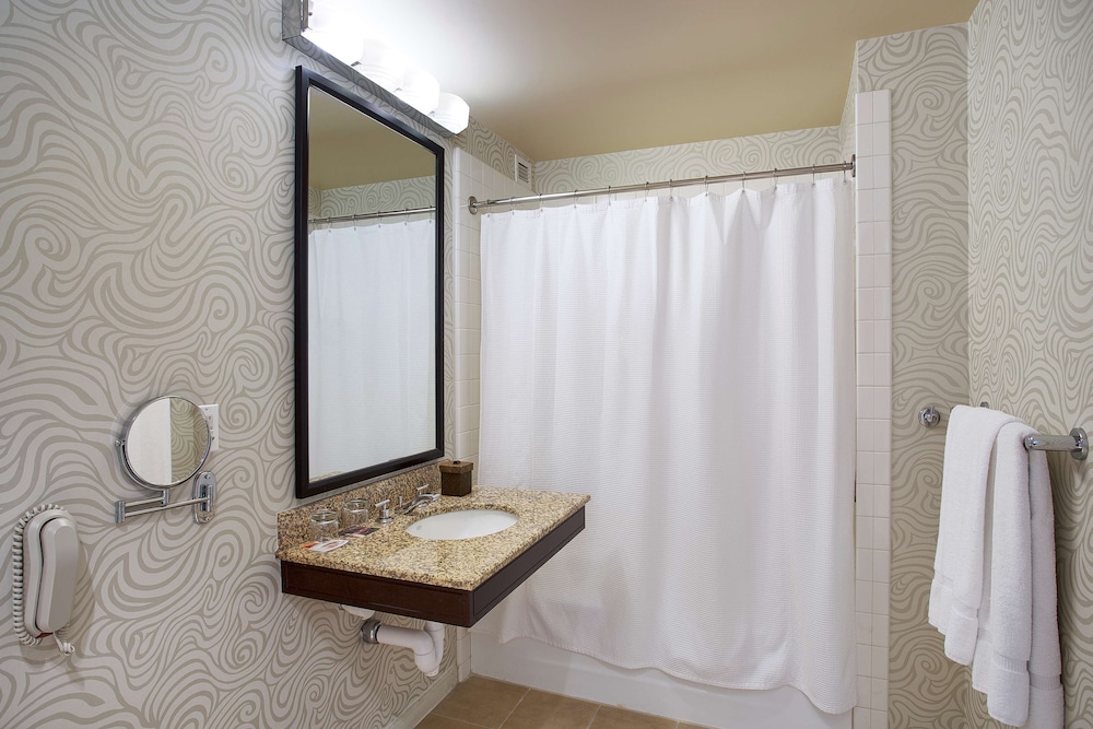 Suite, 1 Bedroom, Accessible, Bathtub (Mobility) - Photo 6