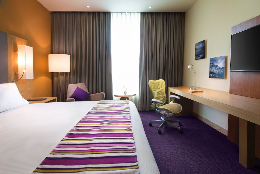 King Room with Roll-In Shower - Mobility Access