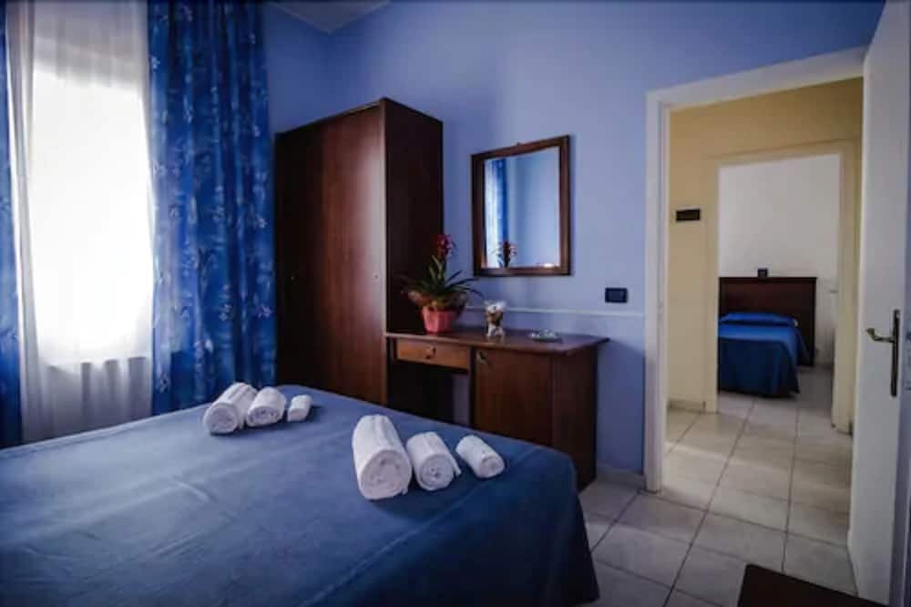 Family Room, Connecting Rooms