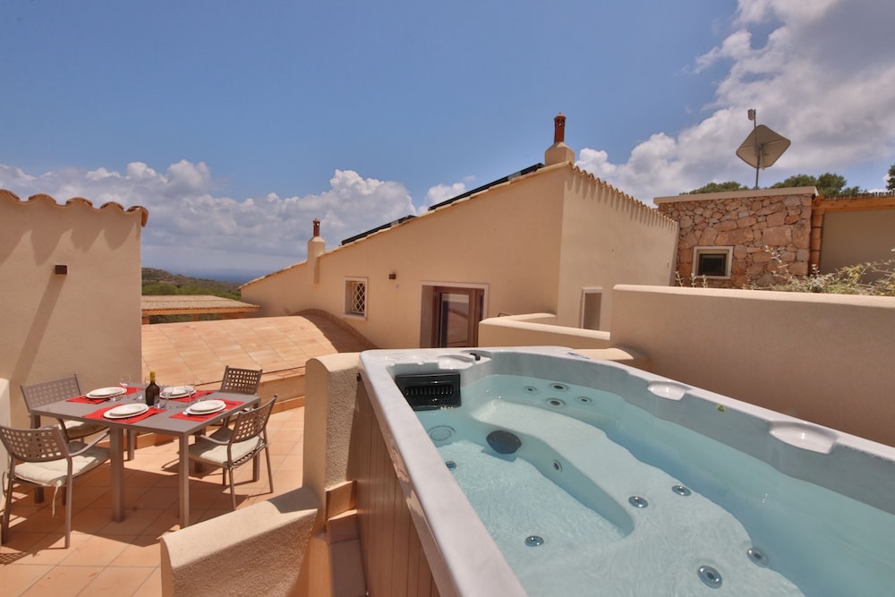 Suite, Hot Tub photo 1