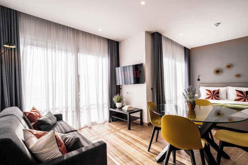 Deluxe Studio Suite, Pool View