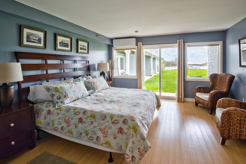 Portside King with Two Sleeper Sofas photo 2