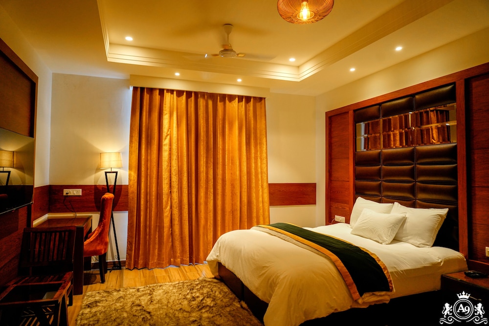 Deluxe Room, 1 King Bed, City View