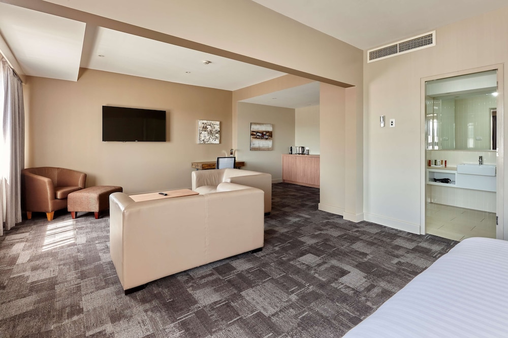 Executive Suite, 1 King Bed, Non Smoking, Jetted Tub - Photo 7