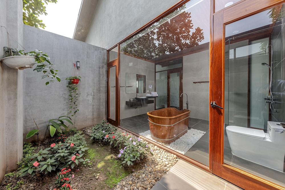 Deluxe Triple Room, Bathtub photo 2