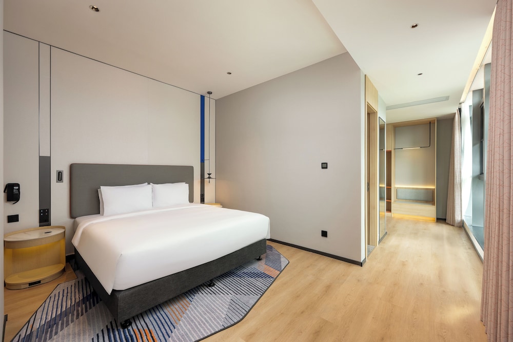 1 King Standard Extra Floor Space