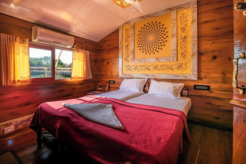 Two Bed Deluxe A/C Houseboat (AC timings- 0800PM-0800AM) photo 2