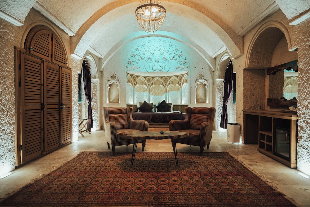 King Cave Suite with Jacuzzi photo 1