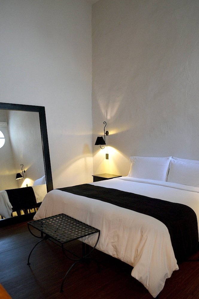 Classic Double Room, 1 King Bed, Private Bathroom photo 2