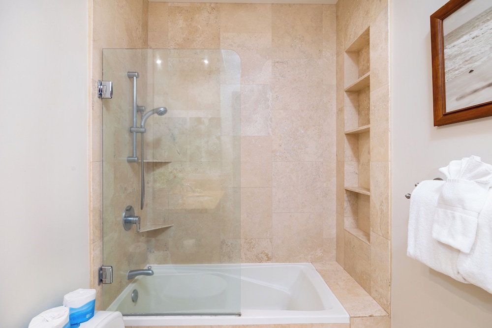 Premium Remodeled Condo with Ocean View and Parking: Premium Suite, 1 King Bed, Balcony, Ocean View (0031) photo
