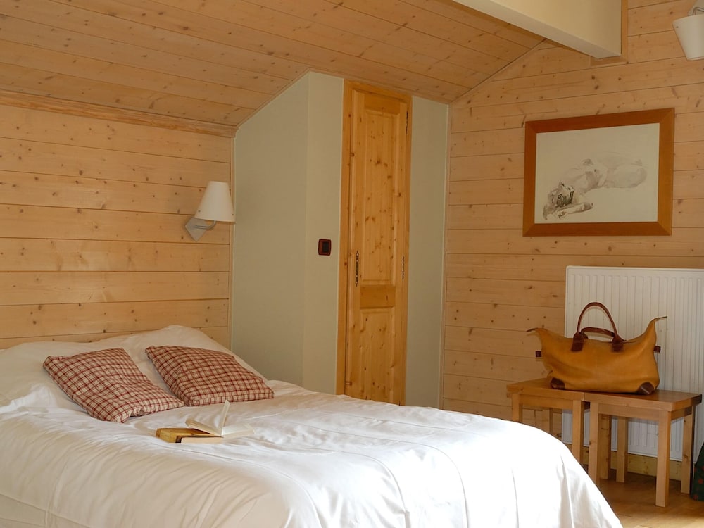 Classic Chalet, Multiple Bedrooms photo 3